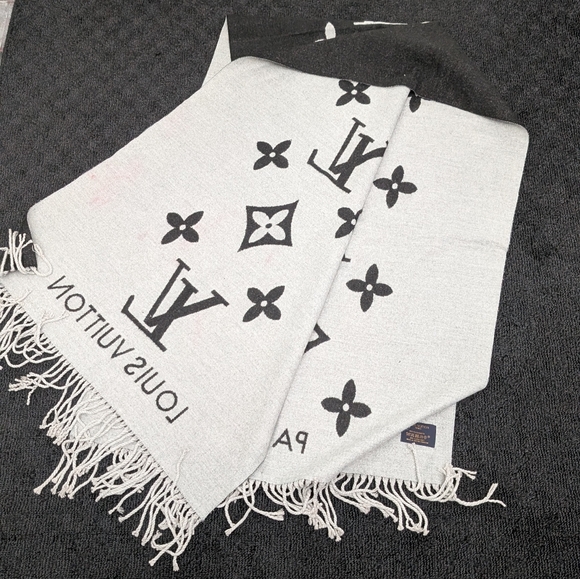 Louis Vuitton Monogram Cashmere Scarf - Picture 5 of 5